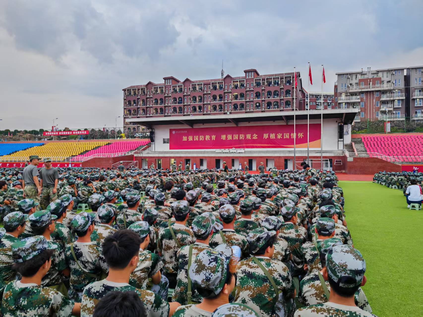 军训筑心墙 青春启新章—学校开展2026级新生心理健康专题讲座